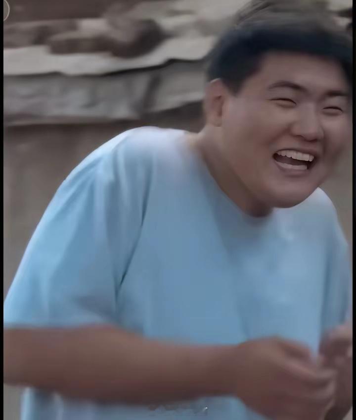 闰学晶她妈还说他走实力派路线，这一点真的是不能挑人家理，演傻子全是实力啊，本色出