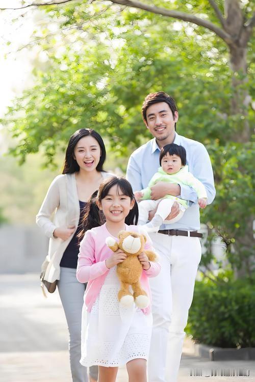 我认为相爱。但真正能一起走得远的婚姻，通常是在“相爱”的基础上，还得再加几块关键
