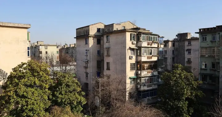 第一批买到白菜价老破小的年轻人，快被装修掏空了