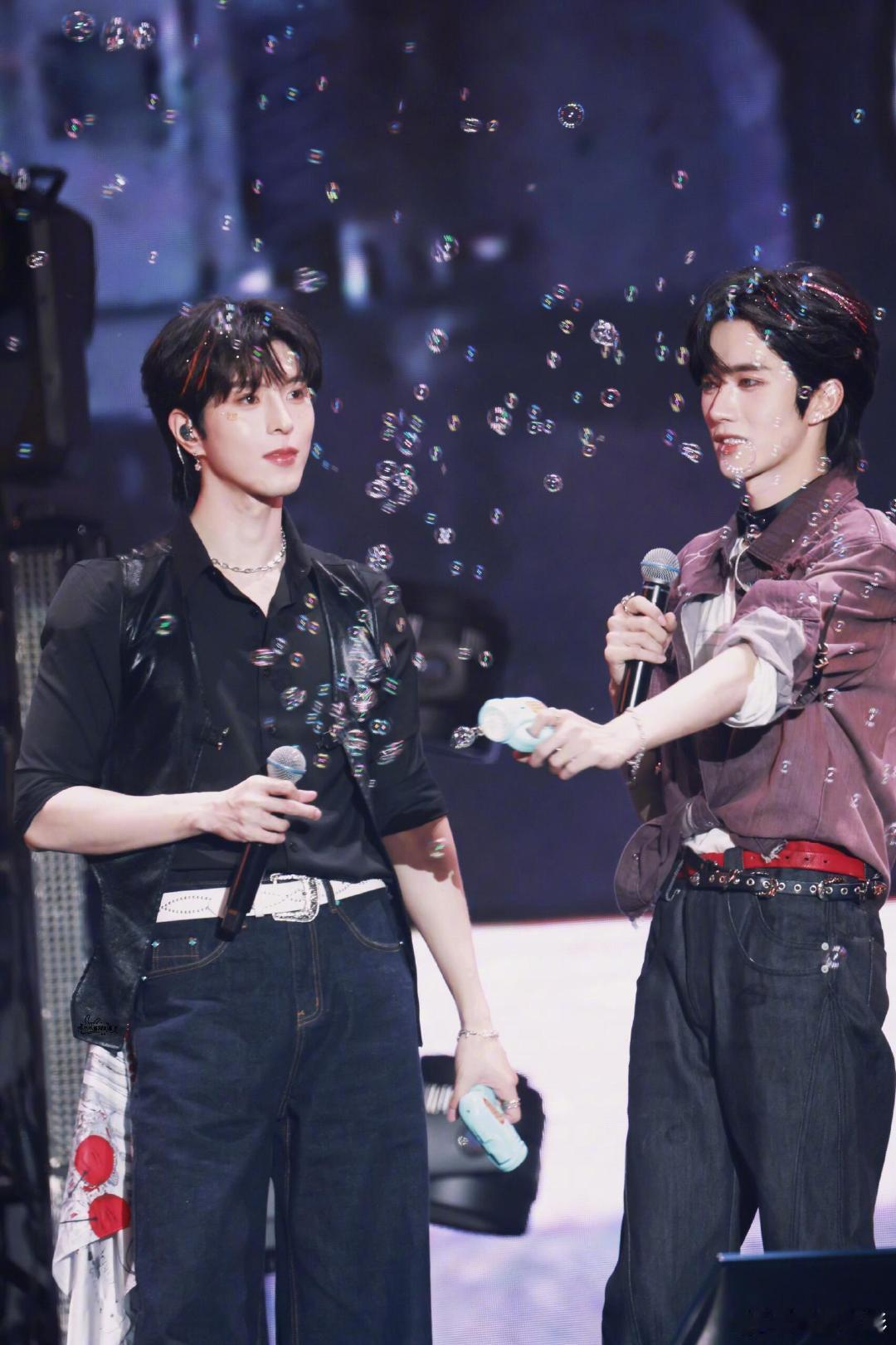 黄星邱鼎杰杂志销量破10万 首封即巅峰！黄星邱鼎杰登《Schön!中文版》不仅解