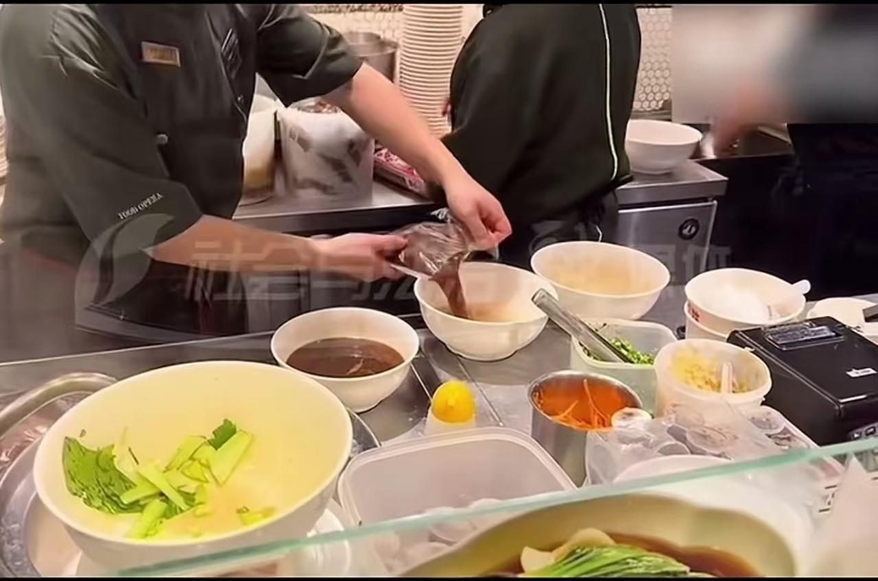 和府捞面发出了和“西贝”一样的回复：国家规定，中央厨房不属于预制菜。

和府捞面