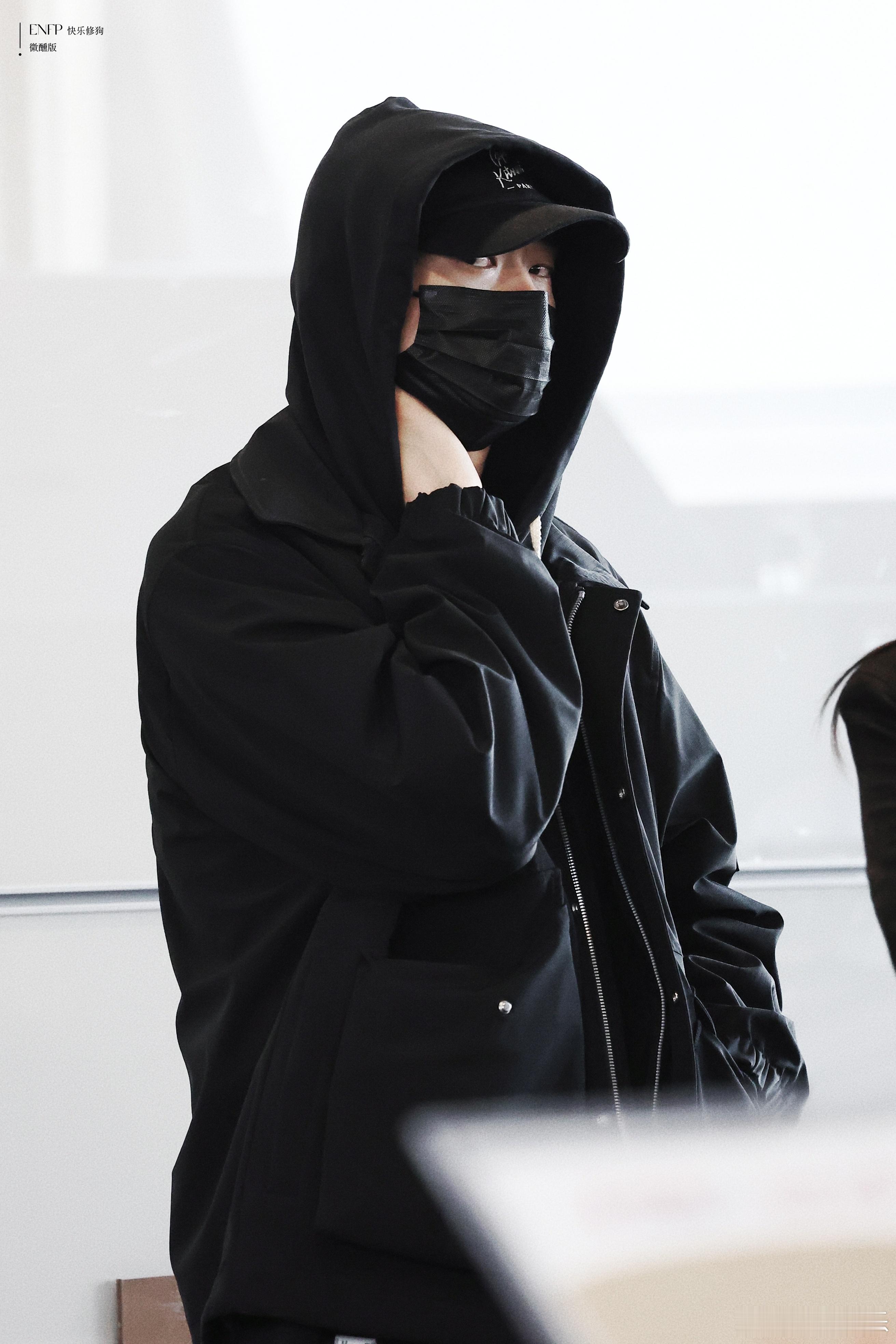 魏大勋上海机场出发路透魏大勋上海机场出发路透来啦！穿的厚厚的让人很安心，不要忘记