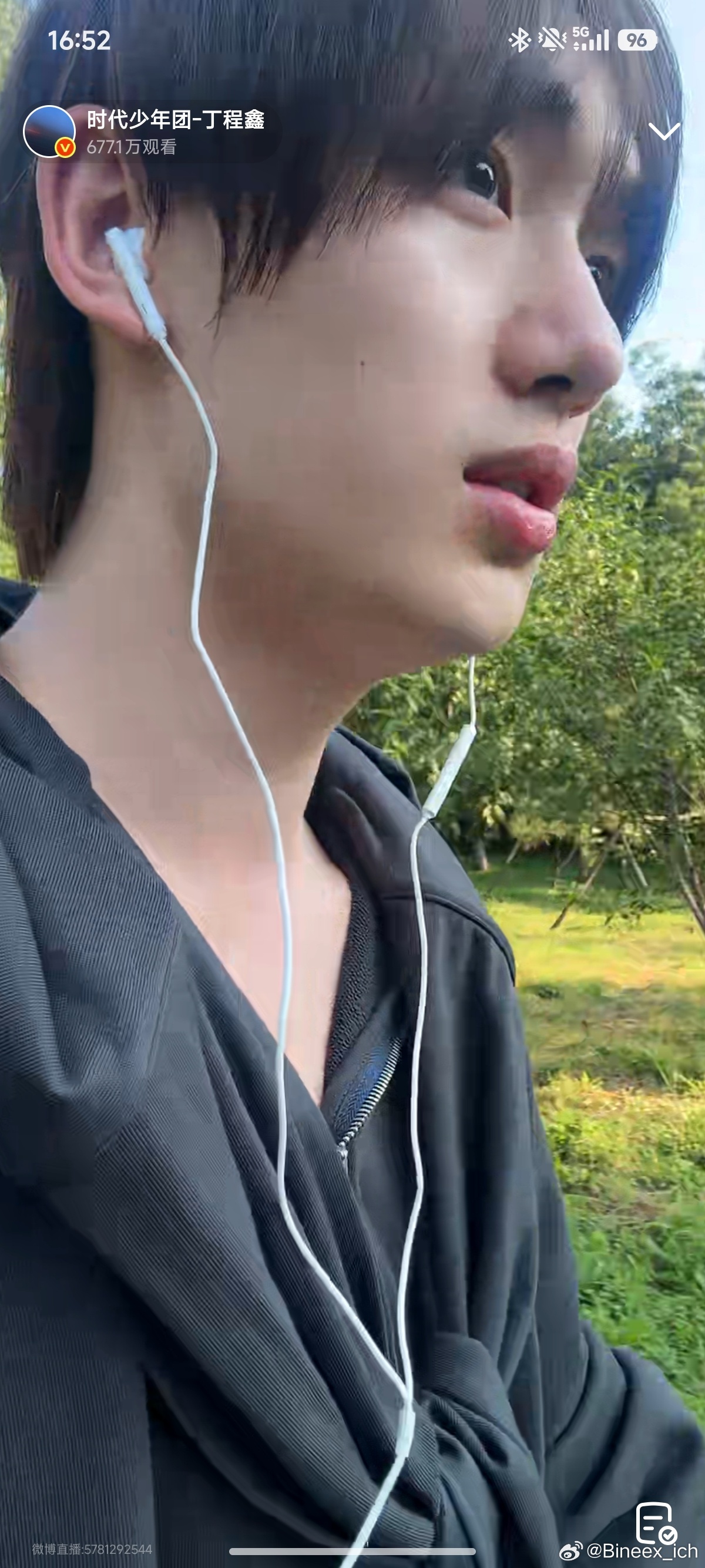 真的很喜欢年儿的鼻子 侧面超级好看眉骨压眼还是直鼻 而且带miniso的口罩鼻子