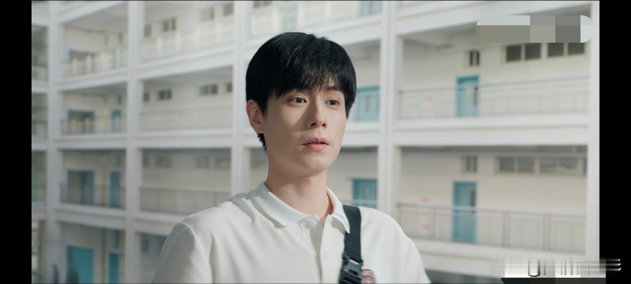 胡一天新剧《天才女友》开播后，32岁出演高一学生引发大量吐槽。即便身着校服、叠加