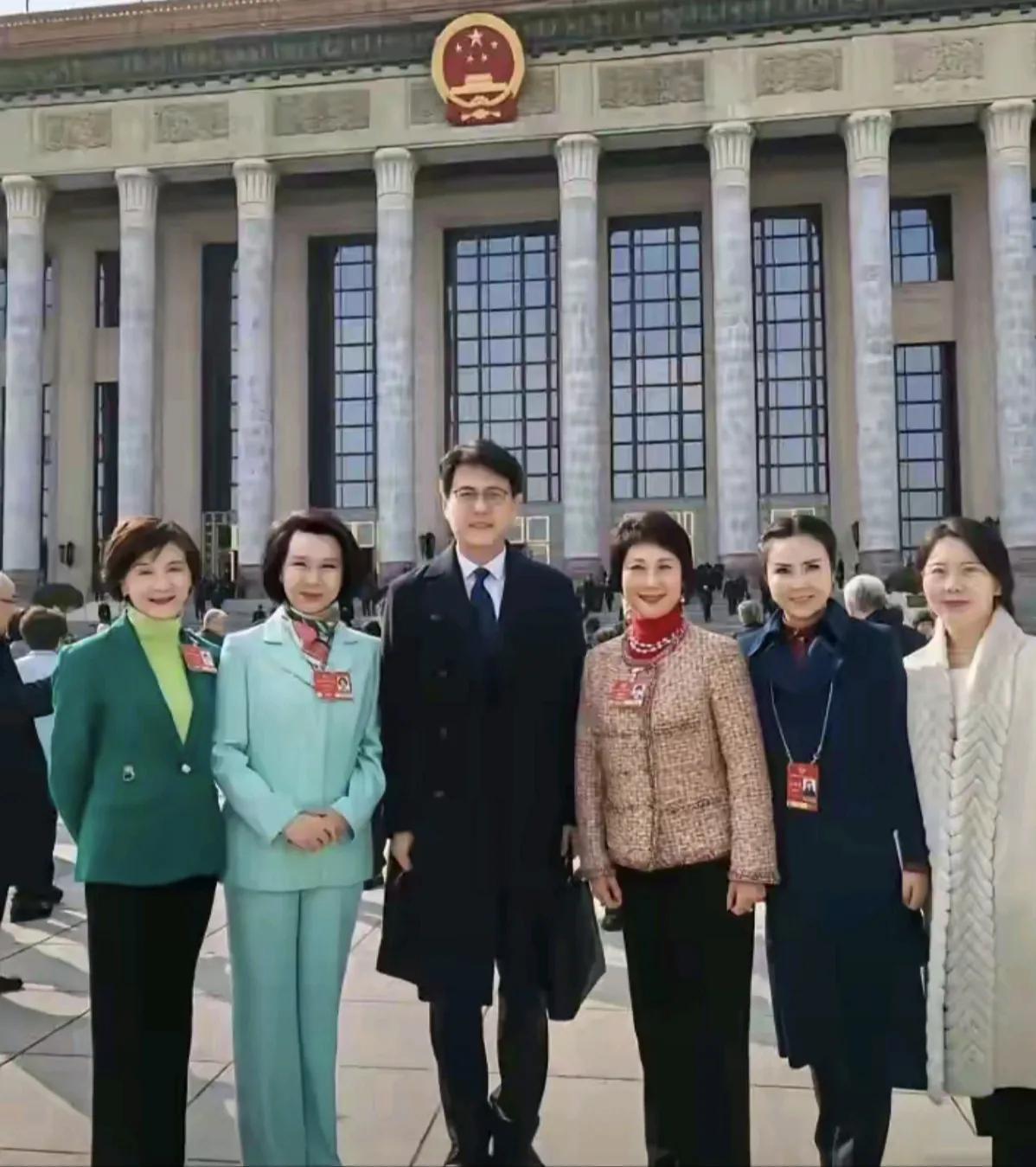 看到这张图片，不由让人想起一句话。

靳东是中老年妇女的偶像。