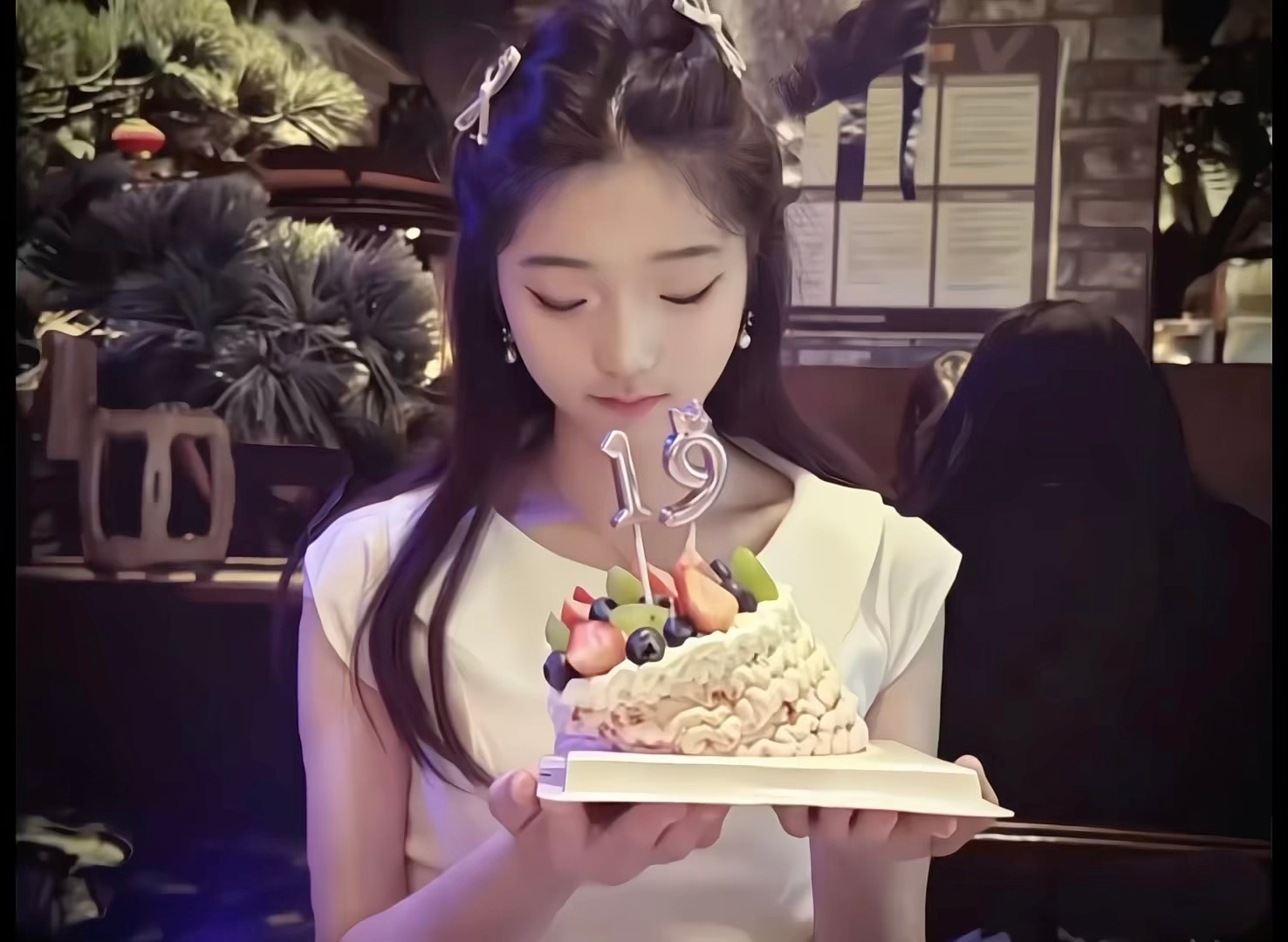 生日快乐小宝宝 ! 祝你在新的一岁也一直开心快乐祝你永远鲜活明媚，心中有爱，眼里