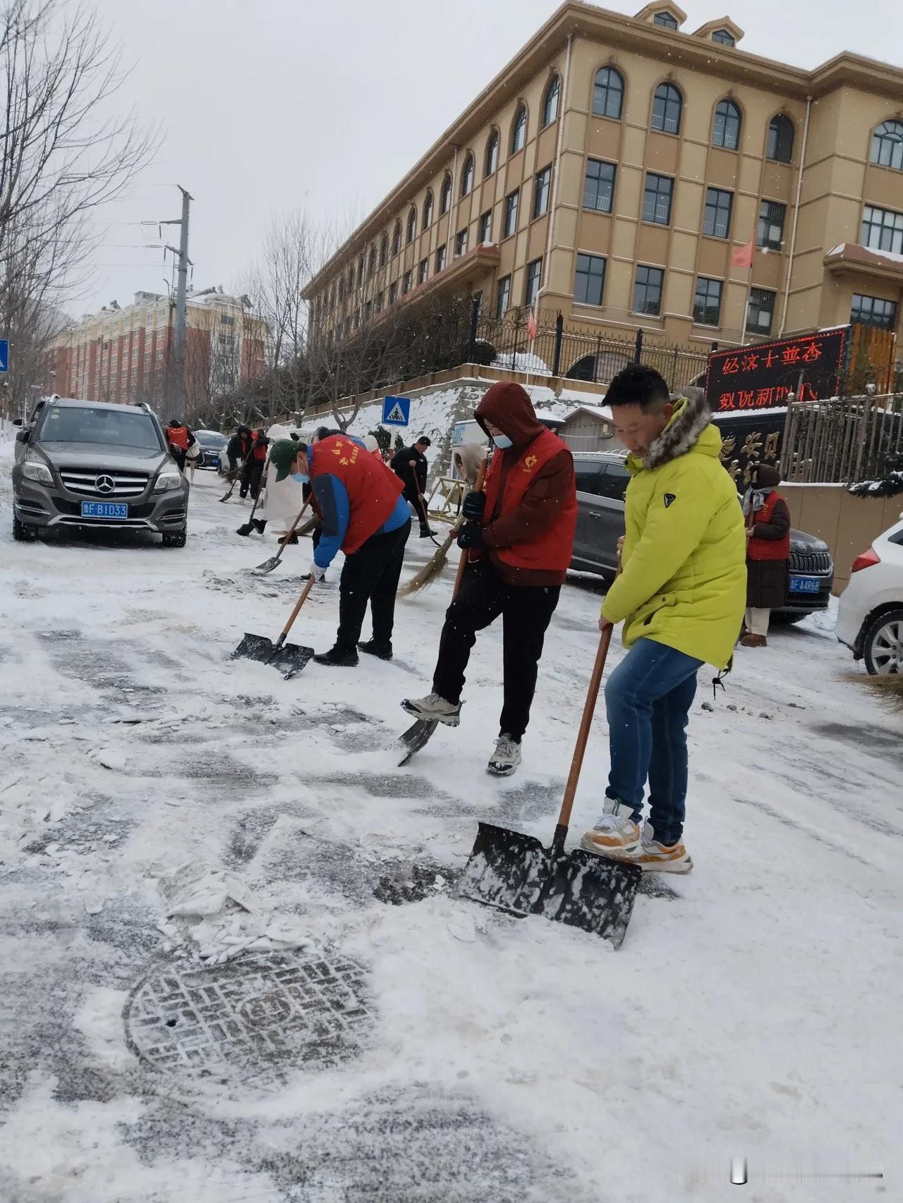 烟台这个雪窝子，这几天是下雪不停，除了没下暴雪以外，小雪和中雪轮流下，大多路面就