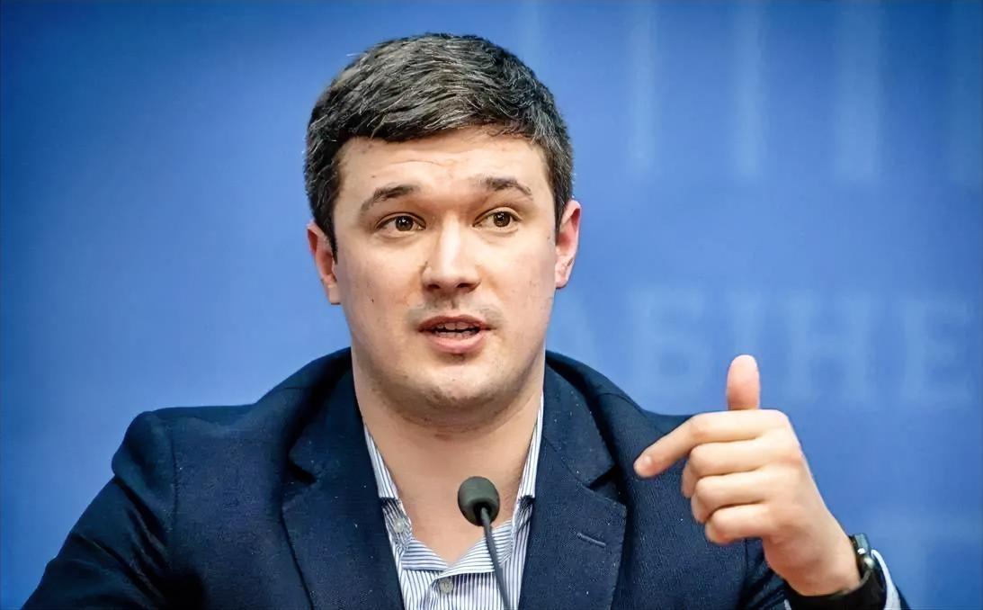 太尴尬了！乌新防长刚刚上任，就给了泽连斯基一个难堪！1月14日，乌克兰新任防长费