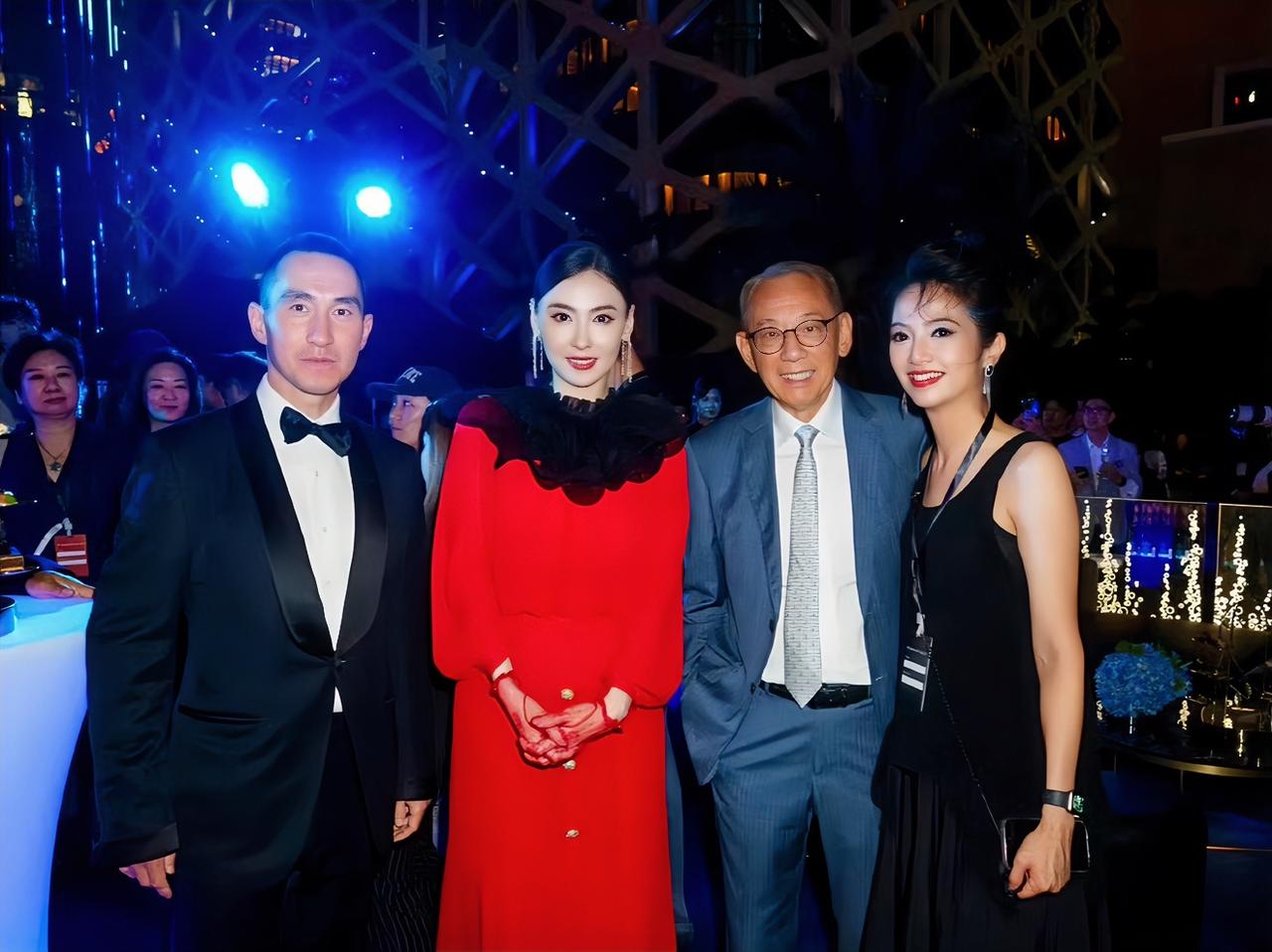 张柏芝太美了，近段时间真是开心的不得了啦。

两个儿子，在谢霆锋的演唱会亮相，那