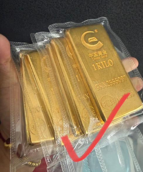 持有大量黄金的人，现在估计要坐不住了！
 
"持有大量黄金的人，现在估计要坐不住