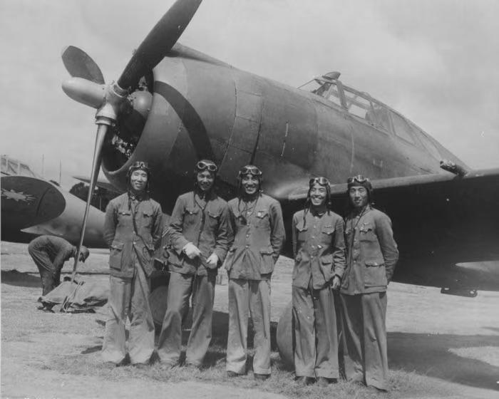 1943年9月，我军飞行员站在一架P-43战斗机旁合影！

P-40“战鹰”战斗