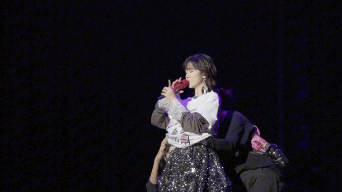 郁可唯真不把我们当外人郁可唯演唱会现场直接开启换装秀，闪闪礼服瞬间变T恤，这丝滑