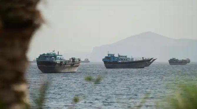 美军空袭"暂时结束"！交战过程曝光：美战机袭击伊朗海军致多人死亡，伊方向美军舰开