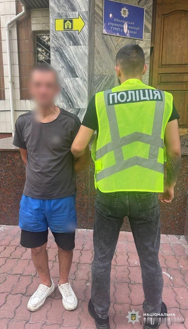 🇺🇦在基辅，警方拘留了一名41岁的擅离职守士兵，他持一枚未引爆的手榴弹威胁一