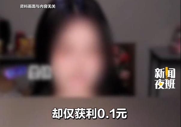 安徽，男子深夜在家里播放不健康的视频，屋内传出了怪异的女人的声音。男子并不觉得扰
