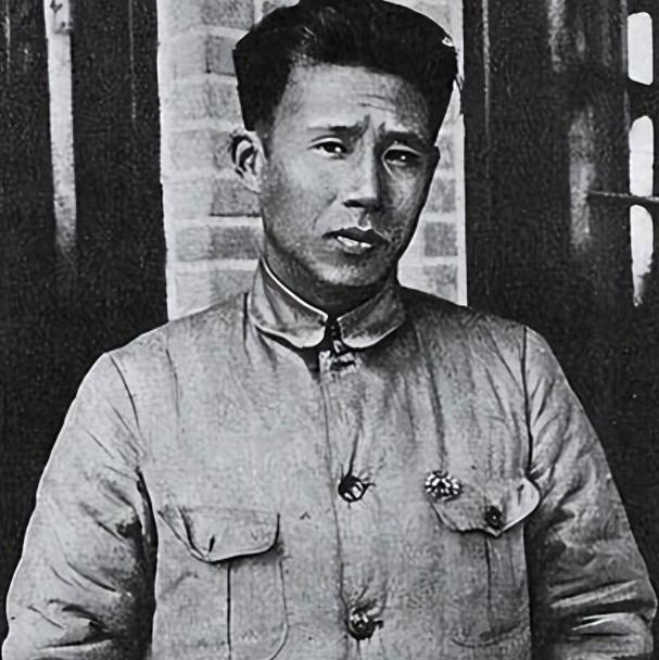 1933年，被捕的廖承志在狱中看见了同样被捕的陈赓。他灵机一动，对陈赓说："我有
