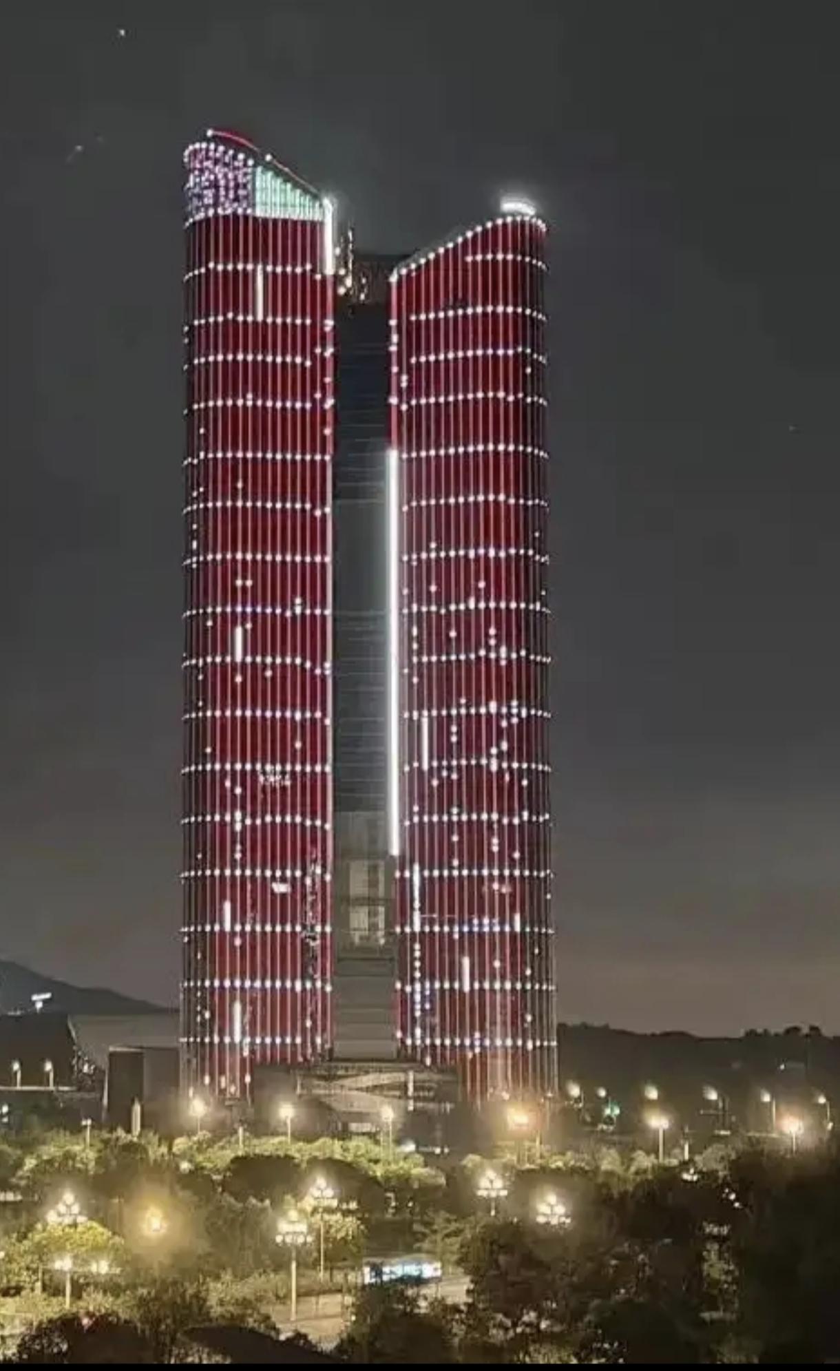 看看位于广州市黄埔区知识城九龙湖那边的新地标知识塔亮灯了。