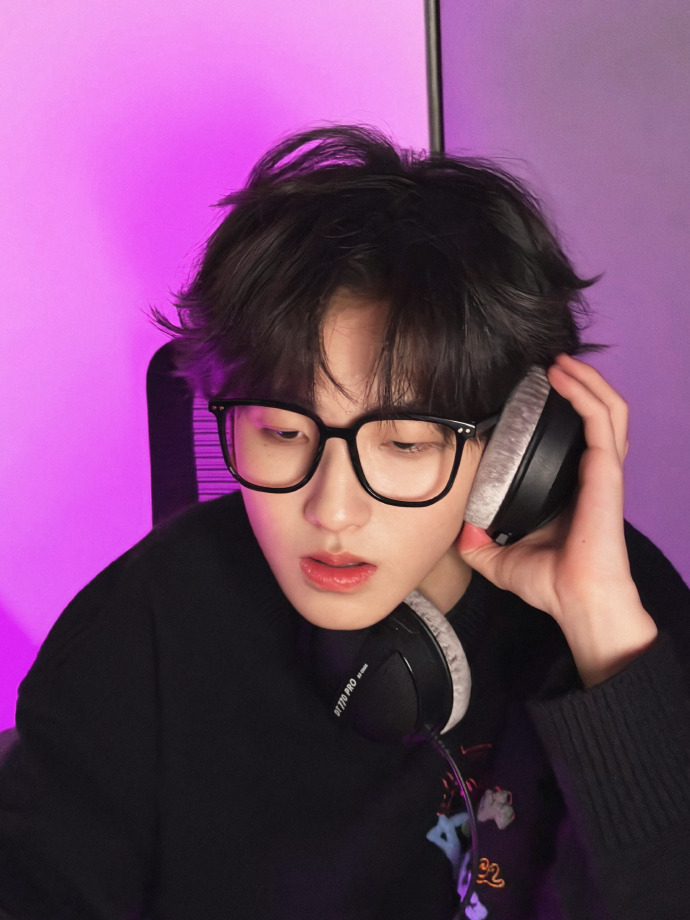 左奇函完全电竞男神 