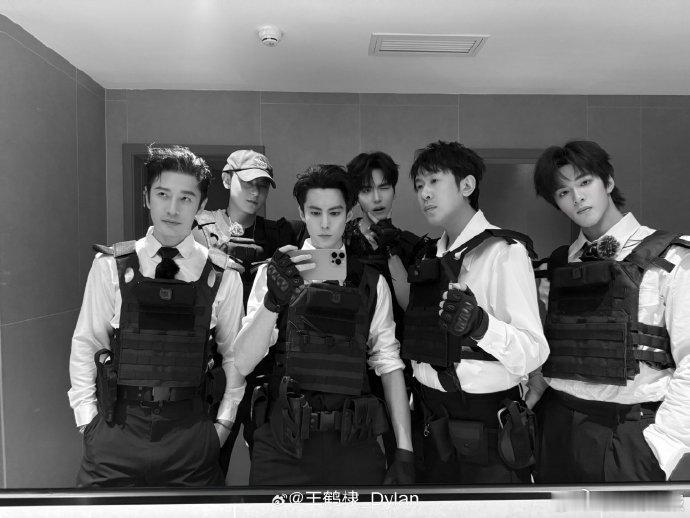 王鹤棣以特工造型亮相宇宙爆闪团物料，帅气模样格外亮眼，热度顺利突破 8000，人