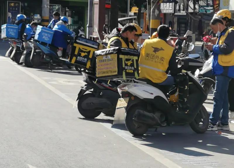 送外卖一点都不丢人，丢人的是让年轻人只能选择送外卖，这不是老百姓应该考虑的问题，