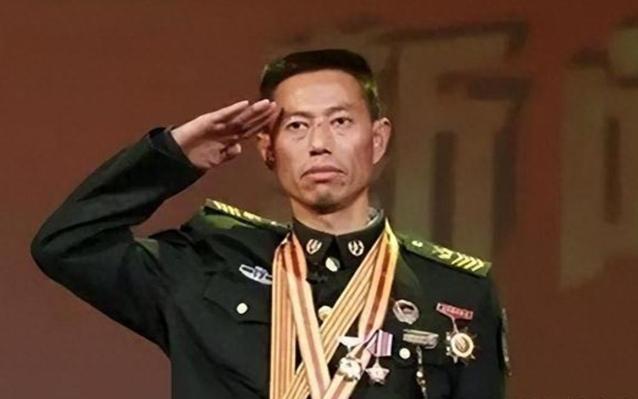 导弹兵王王忠心，从1999 年开始两次退伍被召回，他妻子调侃他：“只长胡子，不长