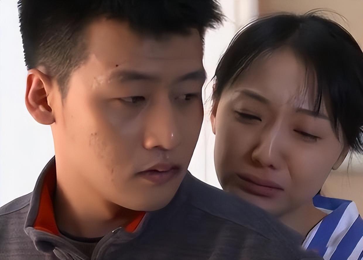 儿媳早早回家，见到李大娘，儿媳一头扎进李大娘的怀里，嚎啕大哭。
看到这一幕。李大