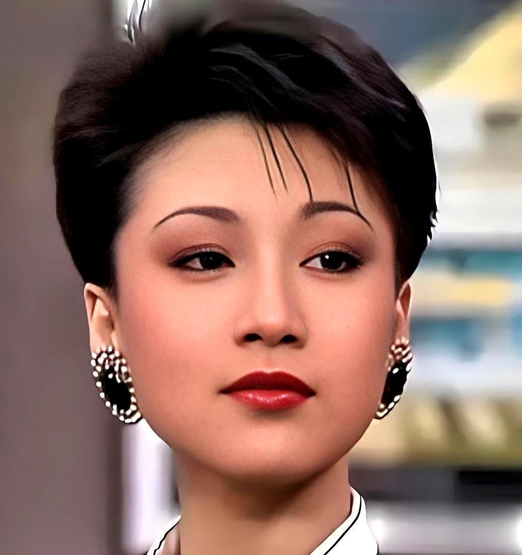 有个男人，在港剧里跑了一辈子龙套，却在自己的双人床上，当了整整40年唯一的大男主