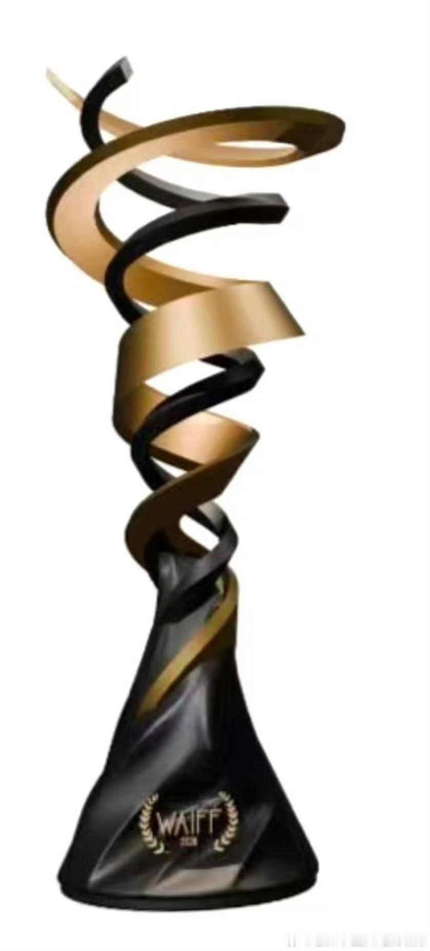 巩俐世界AI电影节主席巩俐设计的奖杯从金棕榈常客到AI影坛掌舵人！巩俐携亲自设计