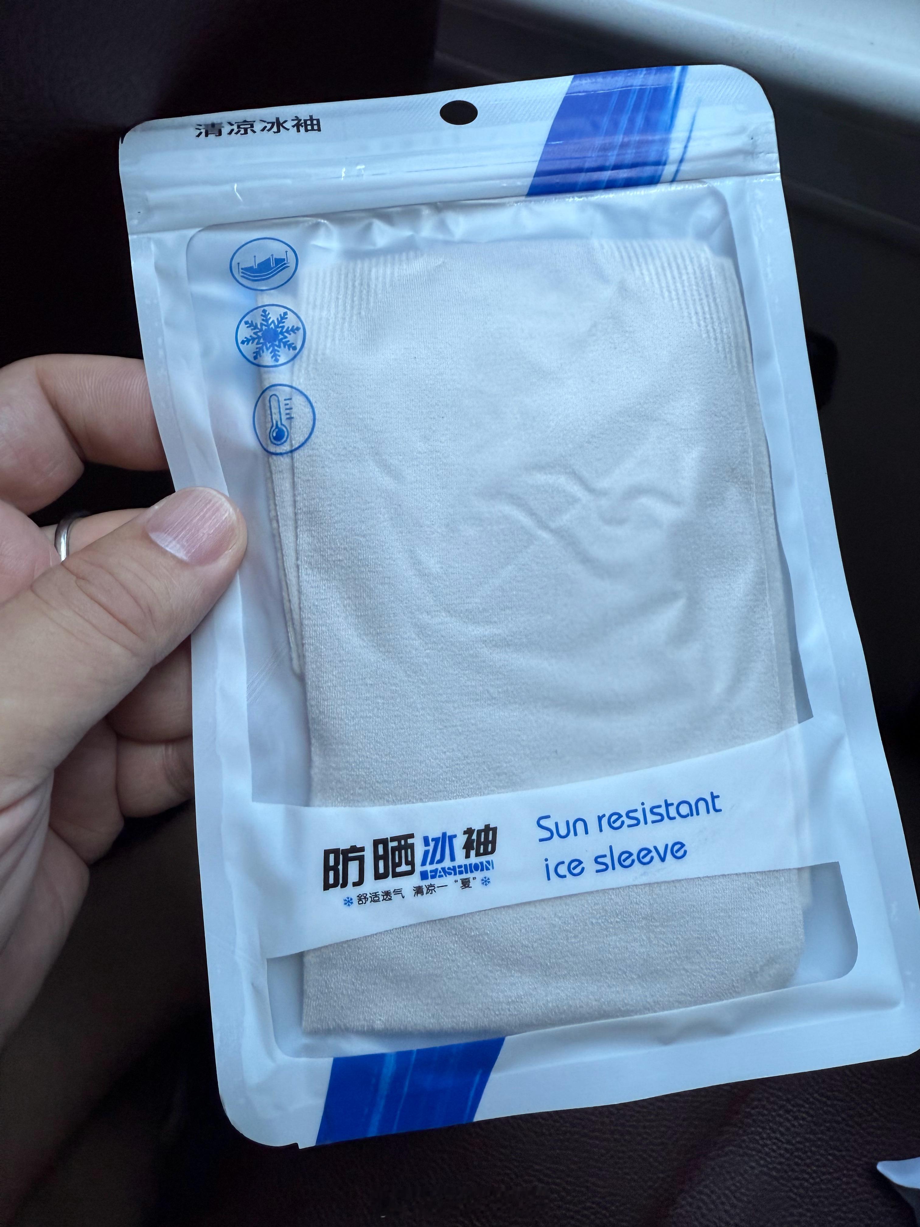 泊车不用学小迪替你停出发赛车场去看某车全进化的全新能力，作为一款A级车这次升级进