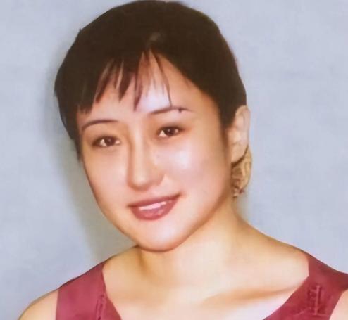 2001年，空乘人员杨旸与已婚男子郭介明私下见面。两人亲热之后，随即发生争执。争