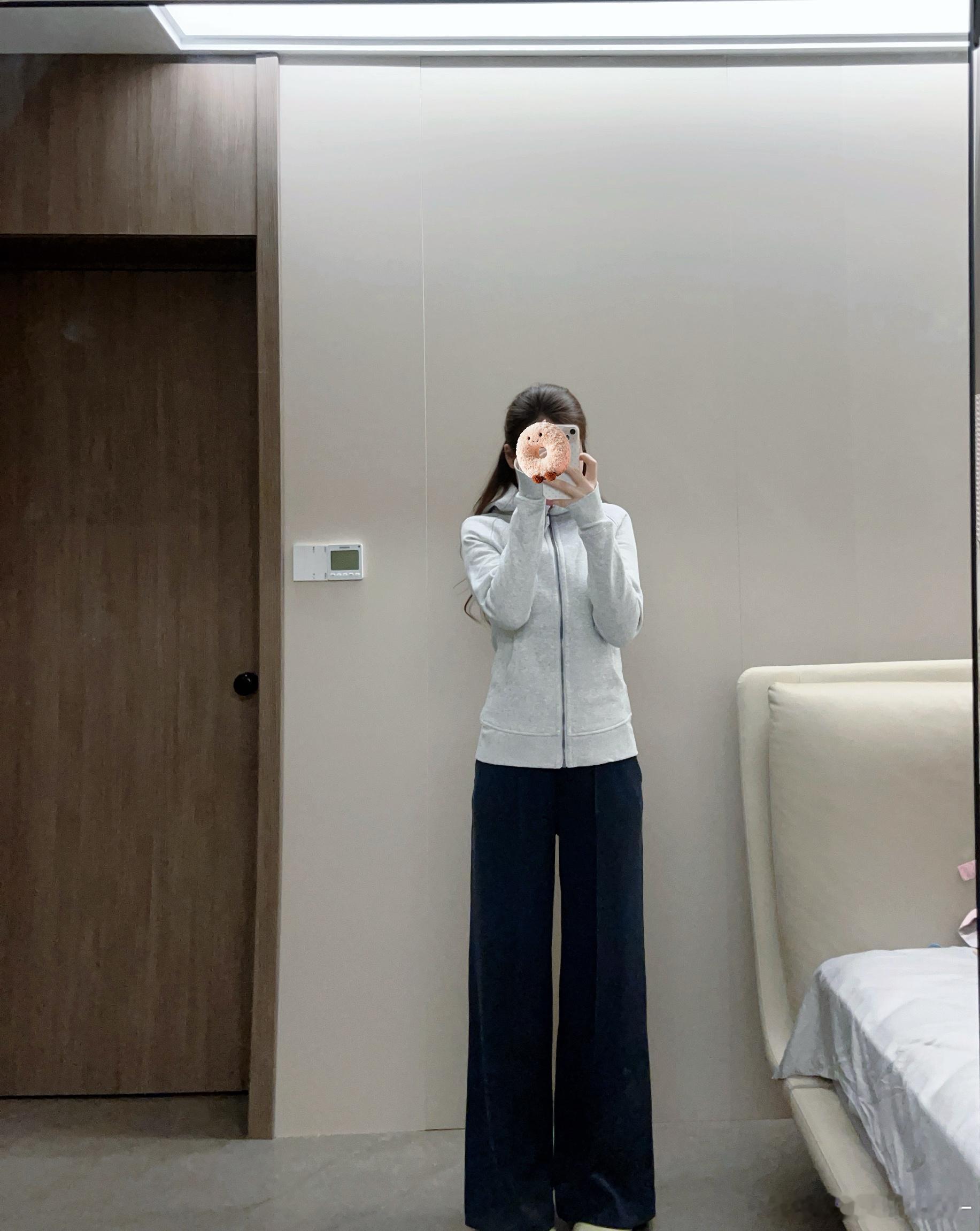 卫衣我买的这个，款式经典显瘦质量好价格便宜。主要是他家的随便造也不会变形，打工人