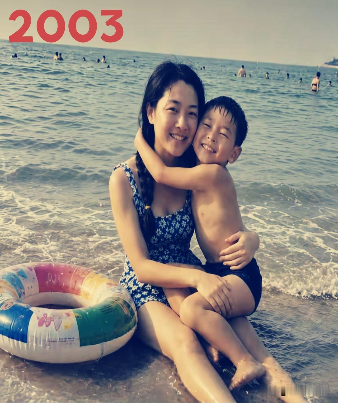 海浪依旧，沙滩未变，只是角色悄悄互换。时光带走青涩容颜，却把最绵长的亲情牢牢留住