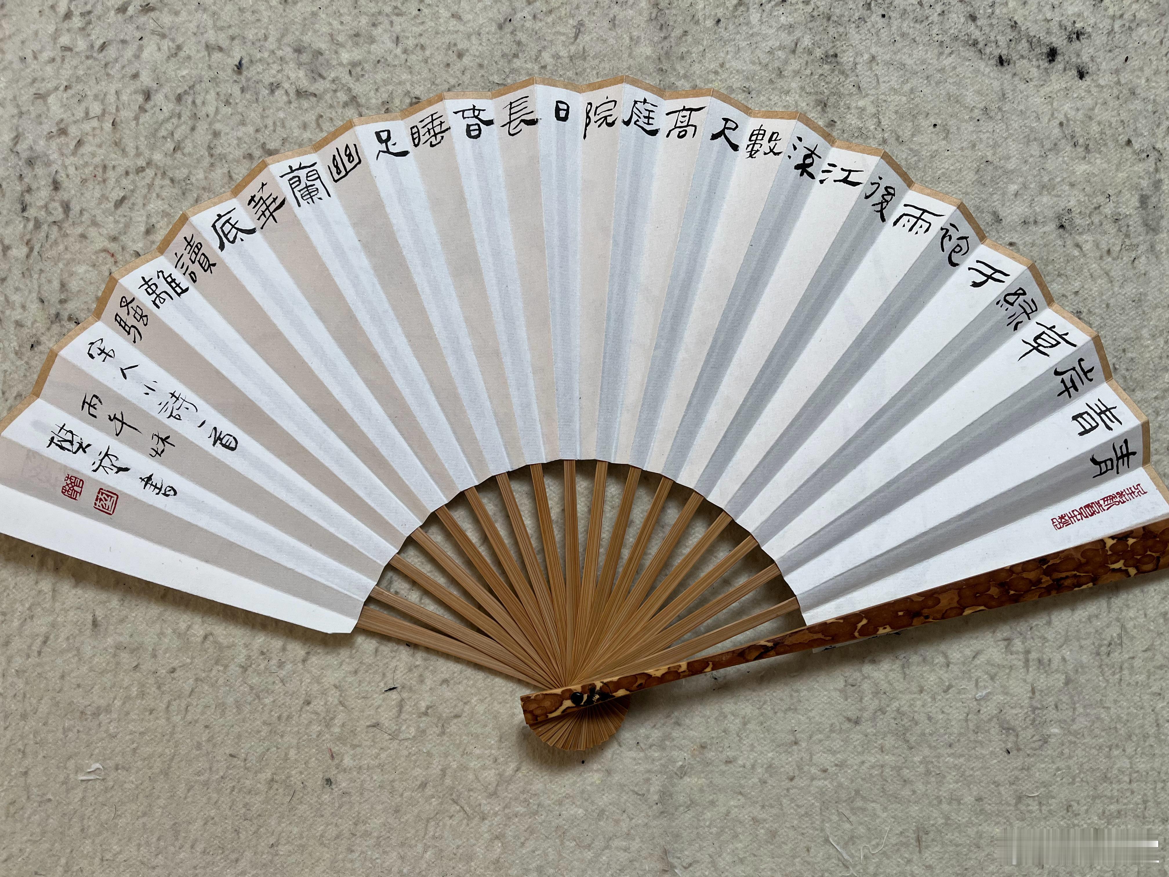 为友人画兰题扇青青岸草绿于袍，雨后江流数尺高。庭院日长春睡足，幽兰花底读离骚。 