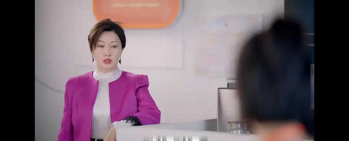 加班到半夜，卡里只剩9块8毛7
 
沈晶把电脑合上，地铁末班车也没了。茜茜在群里