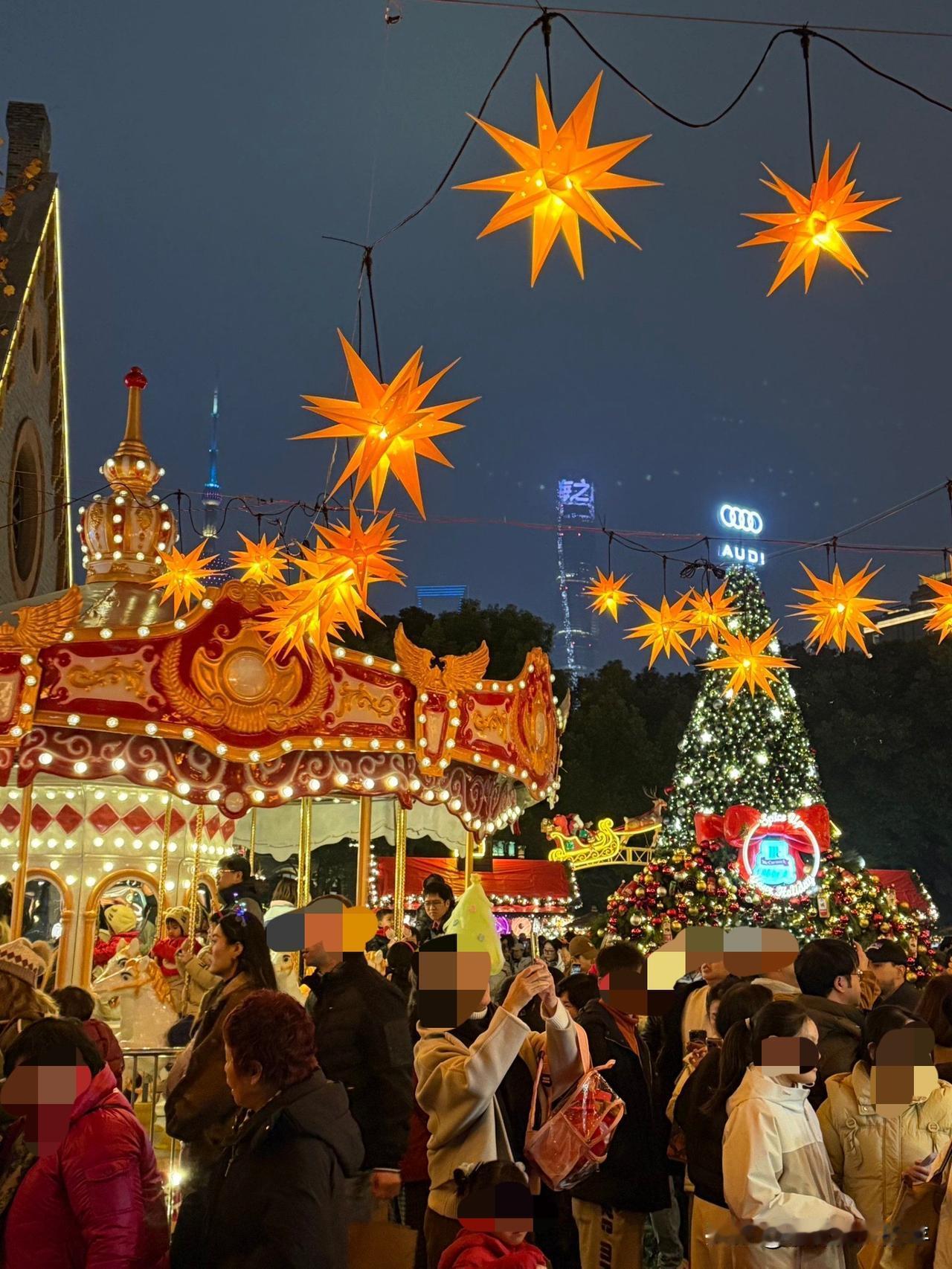 又是一年圣诞季。

昨天去市里逛了逛，有点风，但有太阳，不感觉冷。

与去年相比
