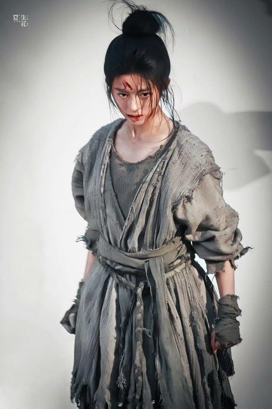 《冰湖重生》里的黄杨钿甜，之前路透还挺出圈的。目前官微开始发物料了，估计马上就要