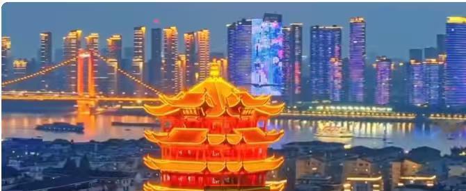 武汉的夜晚会发光 好喜欢武汉呀，这样的夜景很美，希望能够带喜欢的人一起去看一下武