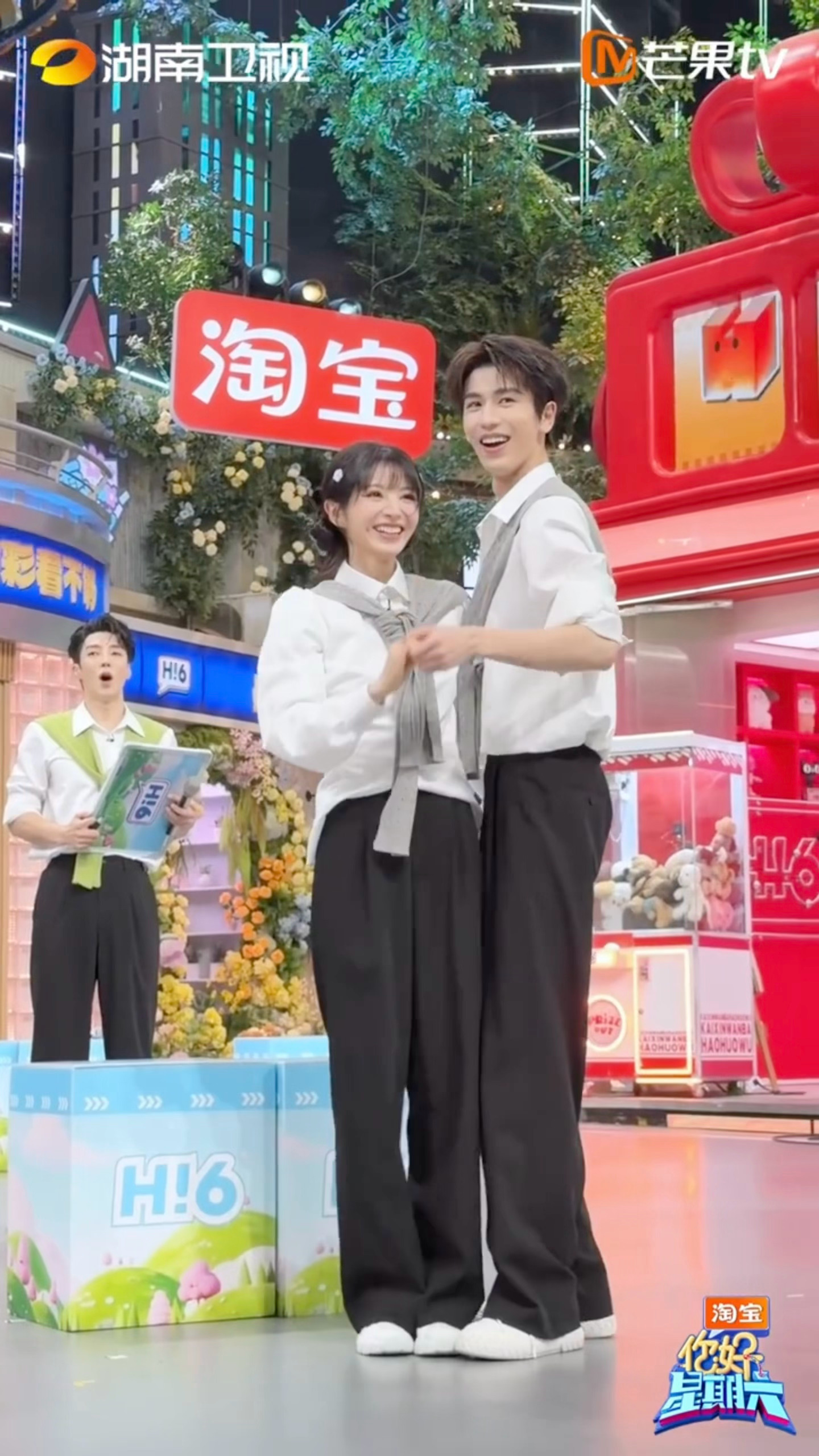 双人舞直拍来了，你看他们笑的多开心啊张凌赫田曦薇双人舞直拍张凌赫田曦薇双人舞身高