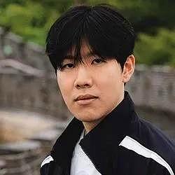 今天iG输给T1，TheShy必须背锅，因为今天IG是有机会击败T1的。
可他偏