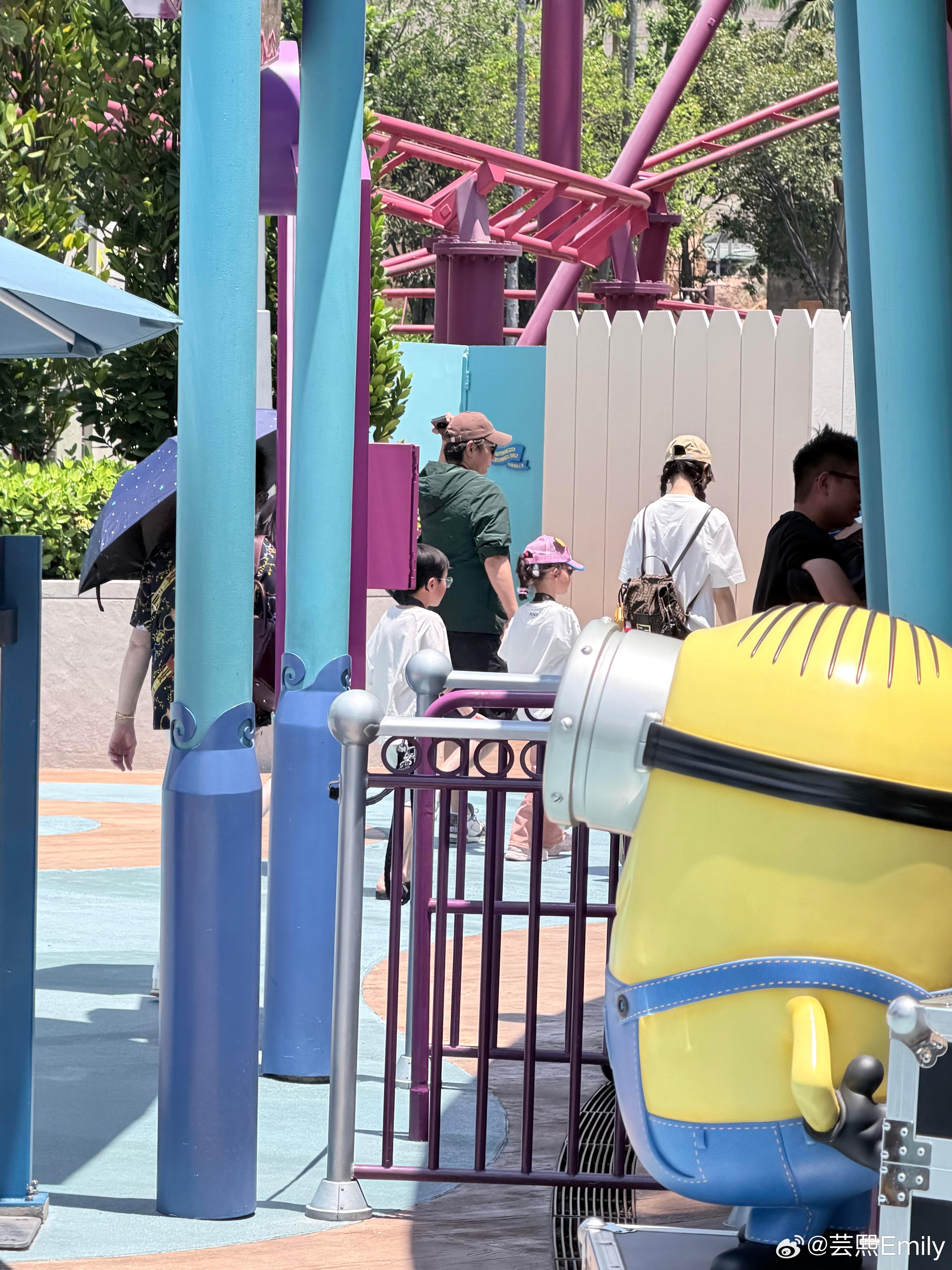 新加坡偶遇唐嫣罗晋一家三口谁懂啊家人们！在新加坡环球影城偶遇唐嫣罗晋一家三口，直