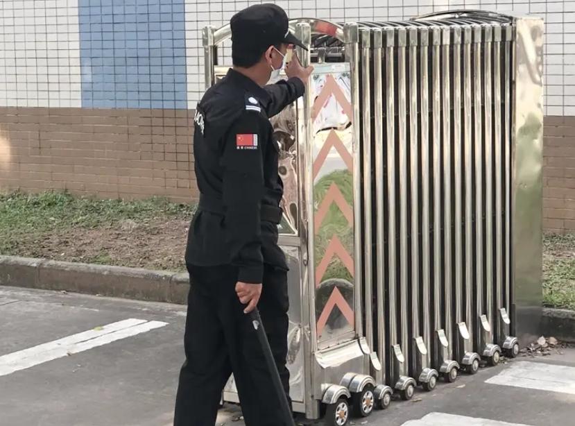 我们这里有几个年轻保安只要下了班立马就把保安服脱了换上变装，感觉他们穿着保安服好