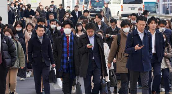 在日本工作的朋友回国，说出一句大实话：现在最慌的根本不是日本人，而是那几十万把家