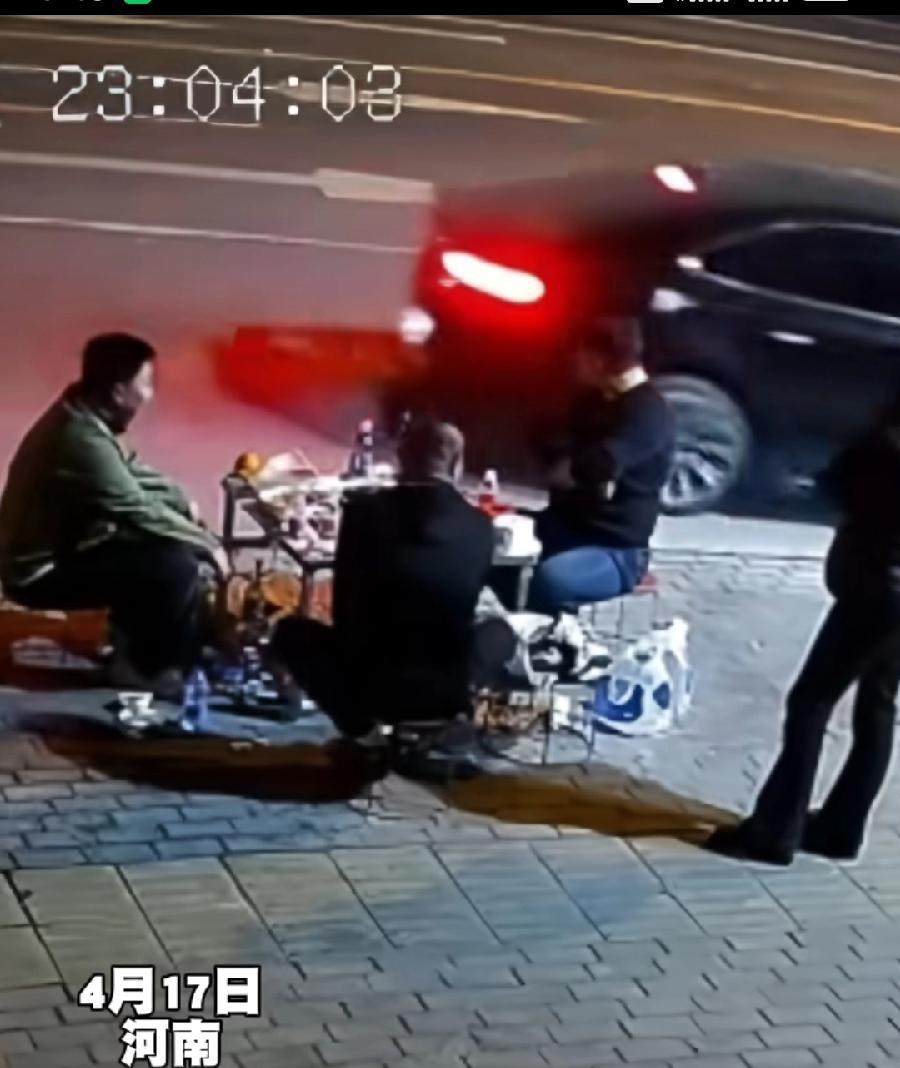 三男子路边摊吃饭，被轿车猛倒撞翻！第一次见这种掀桌子的，万幸只有一人受轻伤，看动