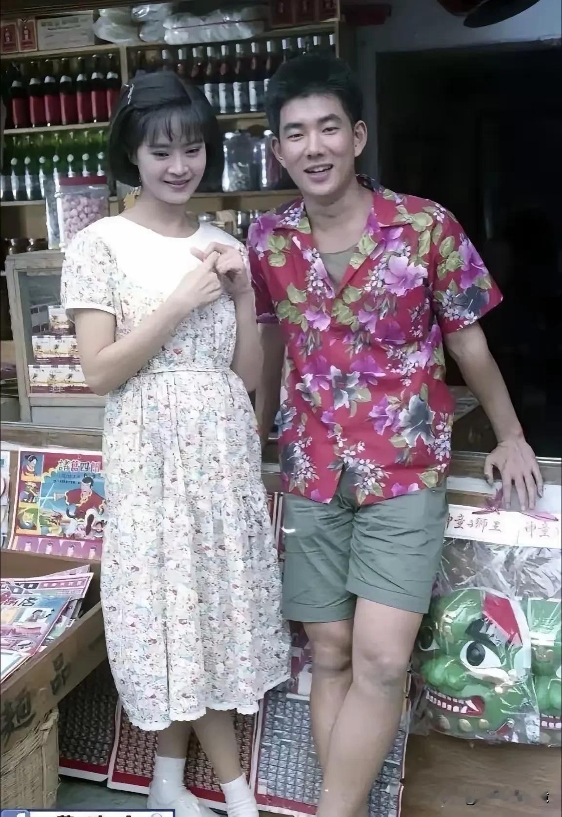 上世纪90年代，帅哥任贤齐和一名美女的合影。
这美女戏里戏外都是戏呀，和任帅哥合