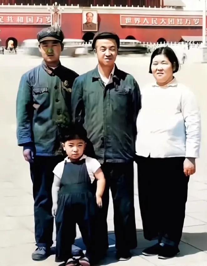 铁人王进喜最后一张全家福
 
1970年，“铁人”王进喜已经快不行了，胃癌晚期，