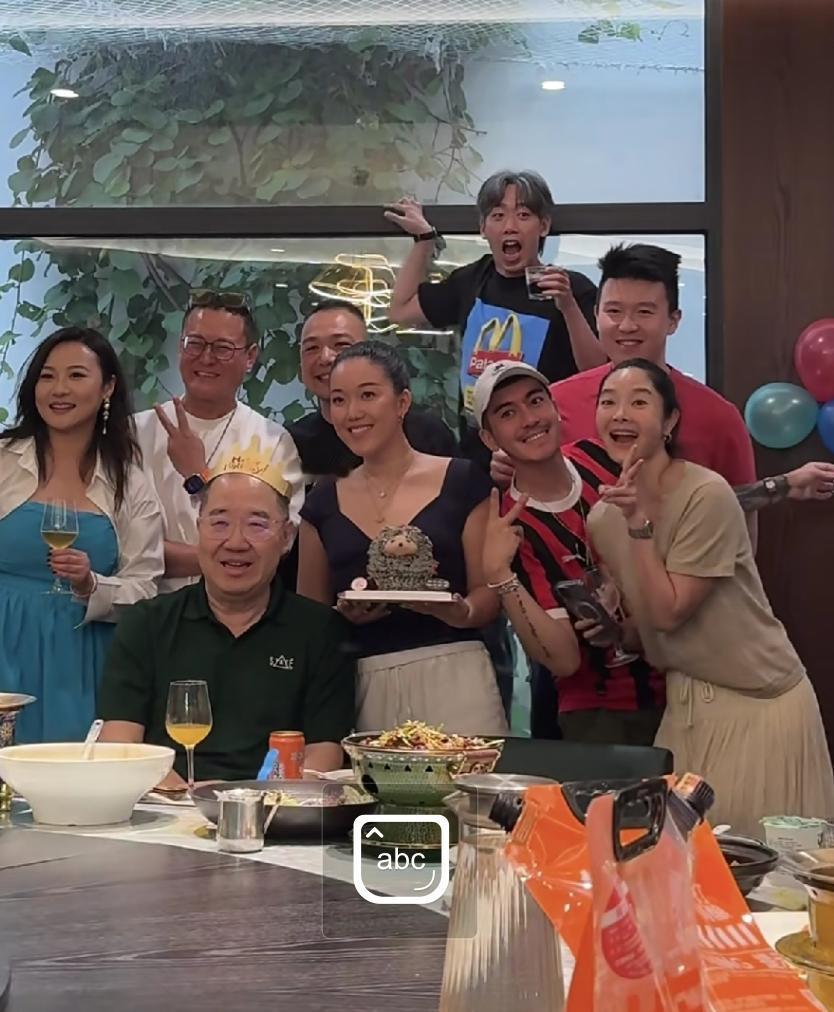 英达如今笑不出声了，
 
并非再度婚姻破裂，
 
只因筹办六六寿宴，长子巴图未曾