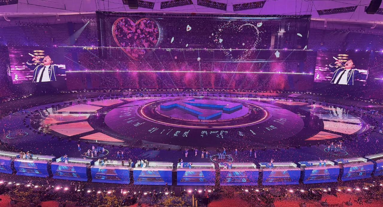 朋友去看了张杰演唱会，刚知道那个大喊“我爱杰哥”的人是我家产中的一个人，遂发来两