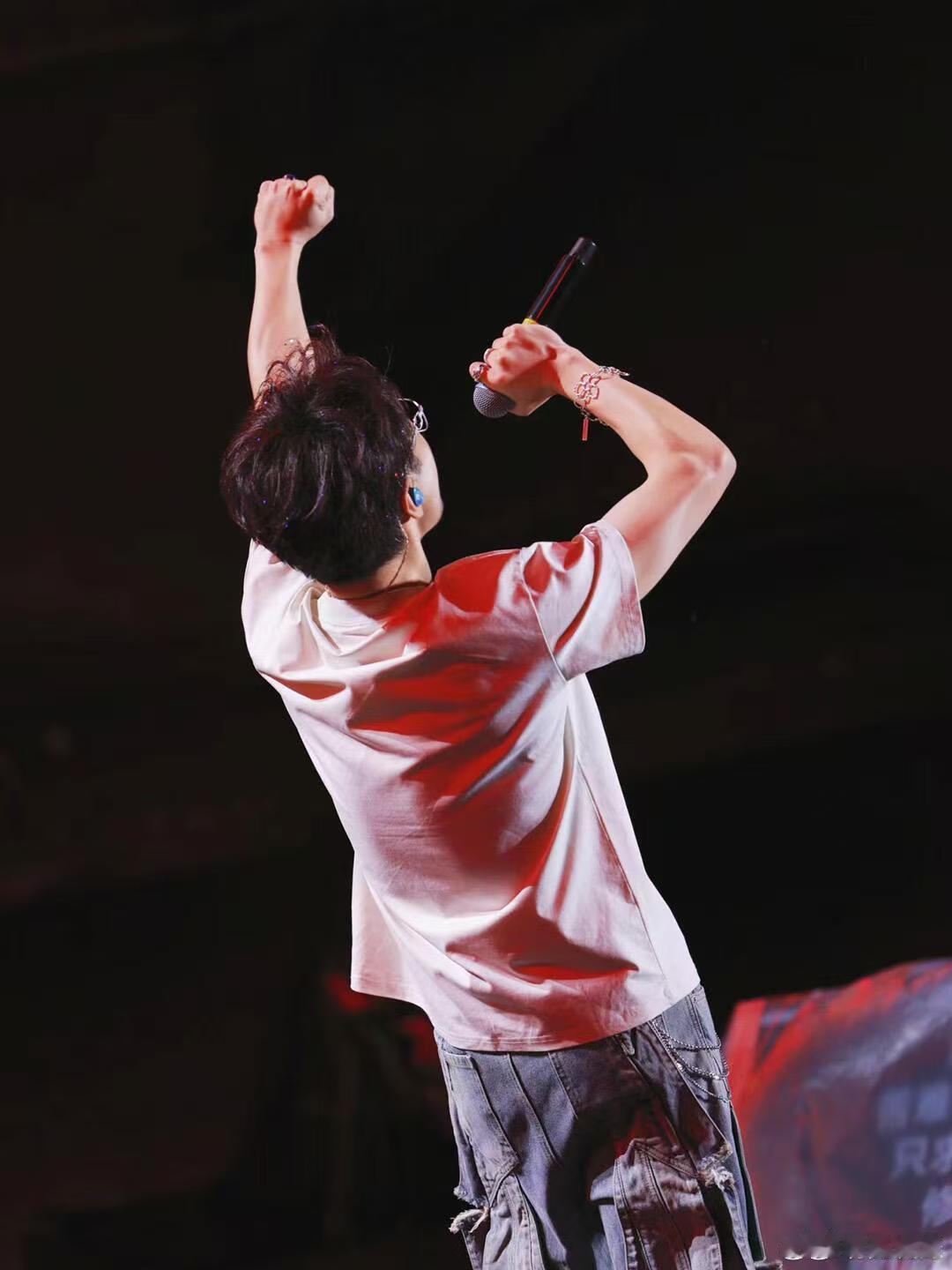 王铮亮李克勤披哥售后真来了咱就是说披哥4售后真的绝了！总决赛李克勤说给哥哥们演唱