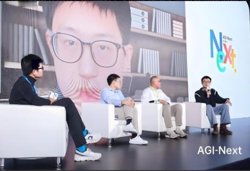 万万没想到，刚刚过去的十天，全球科技圈被两颗“核弹”震得头晕目眩。
 
中国天眼