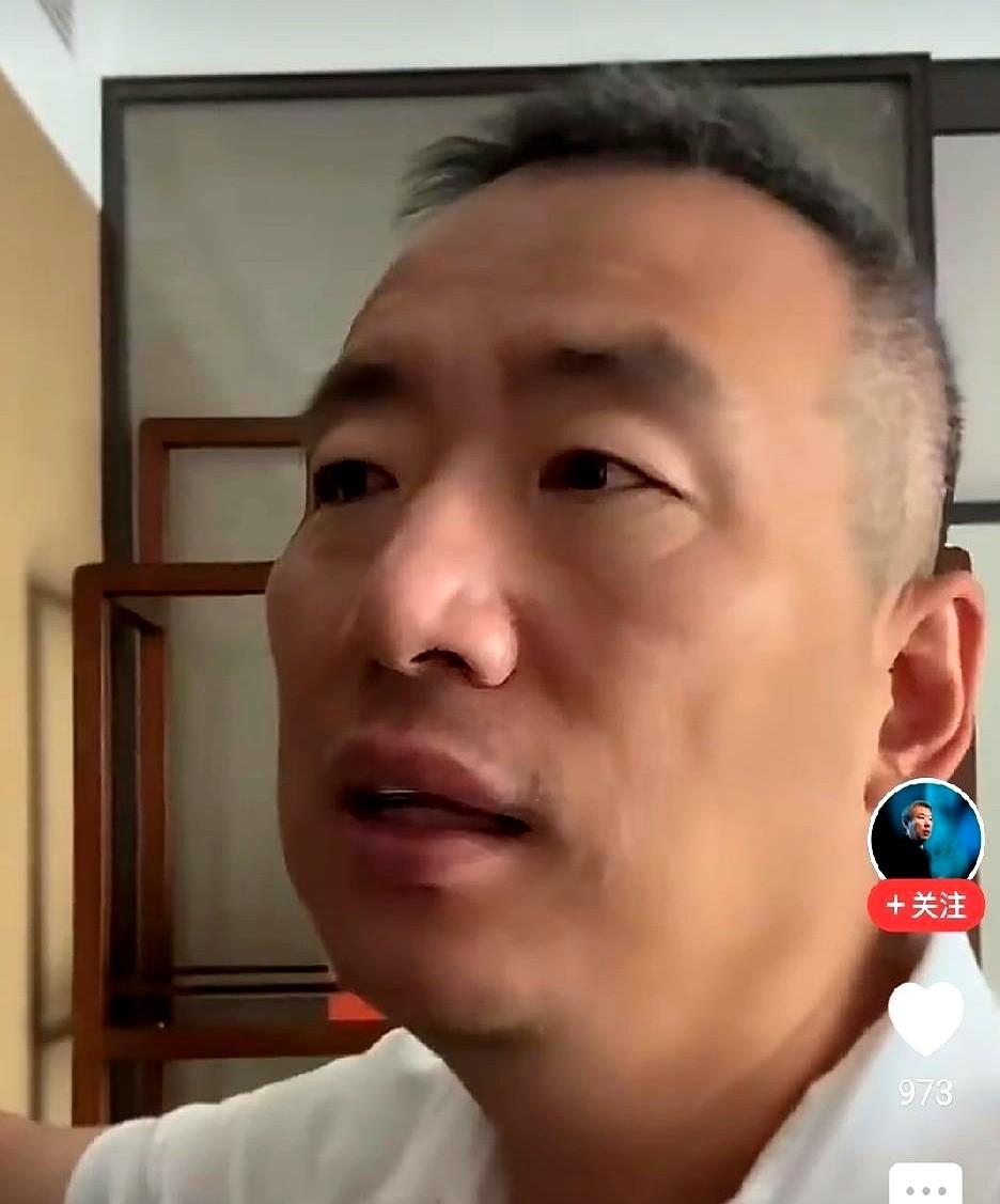 储殷那句“让一身伤的中年拳王再支棱太残忍”戳中了多少人的心窝。

邹市明的钱怎么